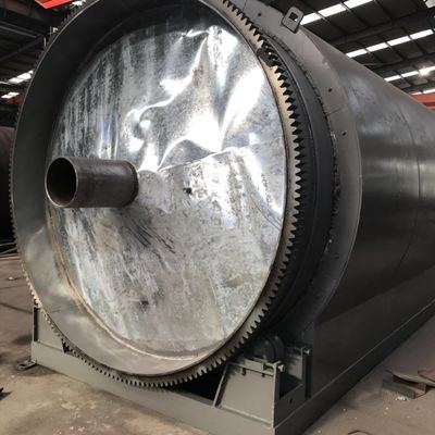 Machine voor de pyrolyse van afvalstoffen van kunststof met een hoge olieafvoer en een gebruiksvriendelijk bedieningspaneel